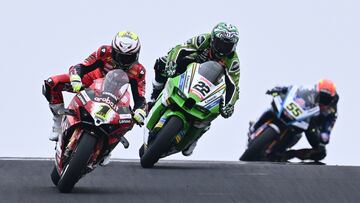 Phillip Island (Australia), 25/02/2024.- Spanish rider Alvaro Bautista of Aruba.it Racing Ducati team (L) and British rider Alex Lowes of Kawasaki Racing Team WorldSBK during WorldSBK Race Two of the Superbike World Championship on Phillip Island, Victoria, Australia, 25 February 2024. (Motociclismo, Ciclismo) EFE/EPA/JOEL CARRETT NO ARCHIVING, EDITORIAL USE ONLY AUSTRALIA AND NEW ZEALAND OUT
