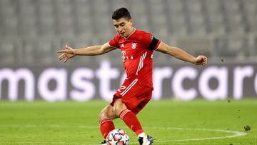 MUNICH, GERMANY - NOVEMBER 25: Marc Roca of FC Bayern München runs with the ball during the UEFA Champions League Group A stage match between FC Bayern Muenchen and RB Salzburg at Allianz Arena on November 25, 2020 in Munich, Germany. (Photo by Alexa