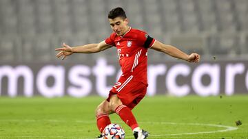 MUNICH, GERMANY - NOVEMBER 25: Marc Roca of FC Bayern M&uuml;nchen runs with the ball during the UEFA Champions League Group A stage match between FC Bayern Muenchen and RB Salzburg at Allianz Arena on November 25, 2020 in Munich, Germany. (Photo by Alexa