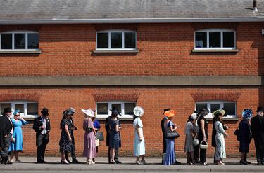 Cola de mujeres para entrar al hipódromo de Ascot vestidas con sombreros grandes y coloridos.
