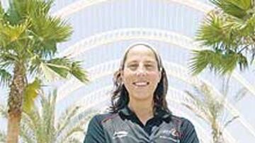 <b><b>FISIOTERAPEUTA Y POLÍGLOTA</b> Elisabeth Cebrián Scheurer nació en Reus, Tarragona, el 6 de febrero del 71. Mide 1,91 m y es la pívot titular, la viga maestra de la Selección española desde hace muchos años. En su palmarés con el equipo nacional hay tres medallas europeas: oro en Perugia-93, bronce en Francia-2001 y Grecia-2003. También fue subcampeona en el Eurobasket júnior de 1990. Ha sido cuatro veces campeona de Liga femenina (BEX Madrid, Costa Naranja, Celta Vigo) y tres de Copa. Tiene el título de Fisioterapia y habla correctamente cinco idiomas. En Atenas disputará sus segundos Juegos, tras participar en Barcelona-92.