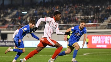 ORENSE, 03/12/2025.- El centrocampista colombiano del Girona, Yaser Asprilla (c), se lleva el balón ante los jugadores del Ourense durante el encuentro correspondiente a la segunda eliminatoria de la Copa del Rey que disputan hoy miércoles Ourense y Girona en el estadio O Couto de la capital gallega. EFE / Brais Lorenzo.