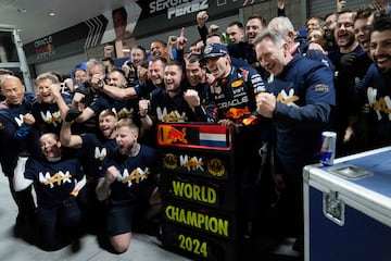 Max Verstappen junto a su equipo de escudería celebrando por todo lo alto su cuarto campeonato del mundo de la Fórmula 1.