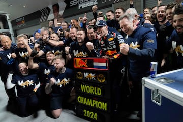 Max Verstappen junto a su equipo de escudera celebrando por todo lo alto su cuarto campeonato del mundo de la Frmula 1.