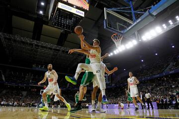 El desembarco en EE UU en 2018 con solo 19 años estaba escrito; pero antes de su debut Doncic tuvo dos tomas de contacto con la NBA, en sendos amistosos, ambos en el Palacio. El primero, con una presencia testimonial, en octubre de 2015 ante Boston Celtics. El segundo, con protagonismo, el 3 de octubre de 2016 frente a Oklahoma City Thunder en una gran victoria blanca en la prórroga. Le vimos sin amedrentarse emparejado con Westbrook. Dos meses más tarde, todavía con 17 años, se convertía en el MVP de la jornada más joven de la historia en la ACB (23 puntos, 11 asistencias y 34 de valoración al Fuenlabrada) y menos de tres semanas después repetía hazaña en la Euroliga (16+5+25 al Bamberg en solo 19 minutos).