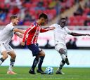Chivas vence a Querétaro y mantiene el paso perfecto
