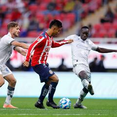 Chivas vence a Querétaro y mantiene el paso perfecto