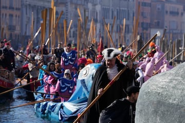 Los barcos navegan durante el tradicional desfile de remo, parte del Carnaval de Venecia en Venecia, Italia, el domingo 28 de enero de 2024. Venecia conmemora el 700 aniversario de la muerte de Marco Polo con una serie de conmemoraciones que durar¨¢n un a?o, comenzando con la inauguraci¨®n del Carnaval temporada en honor a uno de los hijos nativos m¨¢s ilustres de la ciudad lagunera.
Associated Press / LaPresse
Only italy and Spain