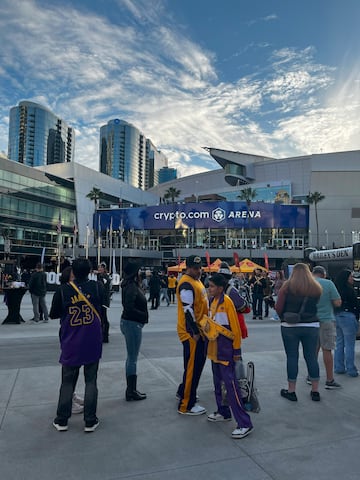 Aficionados de los Lakers a las puertas del Crypto.com Arena de Los ?ngeles.