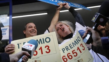 Los propietarios de la administración situada en el Paseo de la Esperanza, número 4, en Madrid, celebran la venta íntegra del número 66.513, agraciado con el Gordo de Navidad, dotado con cuatro millones de euros por serie (400.000 euros por décimo), en el Sorteo Extraordinario de Lotería celebrado hoy en el Teatro Real de Madrid. El premio ha salido a las 11.57 horas, en la séptima tabla, y ha sido cantado por Nicol Valenzuela y Lorena Stefan, quienes ya han cantado el primer quinto de este sorteo y dieron el Gordo el año paso.