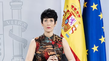 La ministra de Inclusión, Seguridad Social y Migraciones, Elma Saiz, durante una rueda de prensa posterior a la reunión del Consejo de Ministros, a 9 de abril de 2024, en Madrid (España). El Consejo de Ministros ha aprobado hoy la eliminación del visado de oro, también conocido como 'golden visa', para los extranjeros no residentes en la Unión Europea que invierten más de 500.000 euros en vivienda.
09 ABRIL 2024;MADRID;GOBIERNO;GOLDEN VISA;INVERSIONES EXTRANJEROS DE VIVIENDA;CONSEJO DE MINISTROS
Carlos Luján / Europa Press
09/04/2024