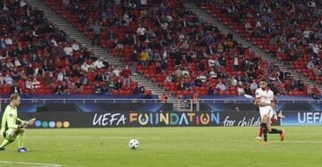 Minuto 87'. Mano a mano de Youssef En-Nesyri ante Manuel Neuer, el guardameta alemán ganó el duelo.