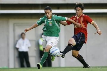 Orellana hizo todas las divisiones inferiores en Colo Colo, pero nunca ascendió al primer equipo. Se cuenta que fue rechazado por su estatura. En Chile solo jugó en Audax, club en el que fue parte de uno de los mejores equipos itálicos del último tiempo, llegando a la final del Clausura 2006.