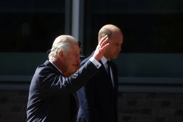 El Rey Carlos III y el Príncipe de Gales visitan por sorpresa a la gente que hace cola para entrar a la capilla ardiente de la reina Isabel II. A su llegada han sido aclamados por las personas que llevan horas esperando.