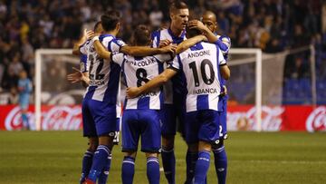 Pi&ntilde;a de jugadores durante el Deportivo vs Real Sociedad