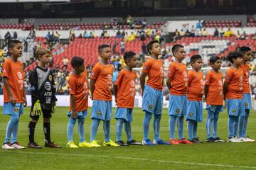 Los niños protagonizaron los protocolos de la jornada 16