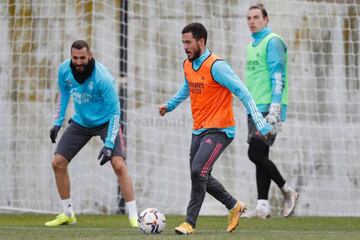 Eden Hazard, Benzema y Lunin, durante el entrenamiento de este viernes en Valdebebas.