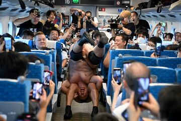 Los luchadores japoneses Minoru Suzuki y Sanshiro Takagi se enfrentan en un peculiar combate dentro del tren bala Tokaido Shinkansen, ante la admiración y la sorpresa de los ocupantes del vagón. Se trata de un espectáculo de exhibición de la lucha libre profesional DDT Pro-Wrestling durante el trayecto de Tokio a Nagoya.