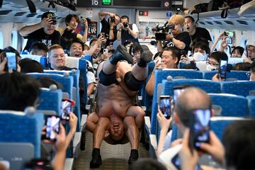 Los luchadores japoneses Minoru Suzuki y Sanshiro Takagi se enfrentan en un peculiar combate dentro del tren bala Tokaido Shinkansen, ante la iración y la sorpresa de los ocupantes del vagón. Se trata de un espectáculo de exhibición de la lucha libre profesional DDT Pro-Wrestling durante el trayecto de Tokio a Nagoya.