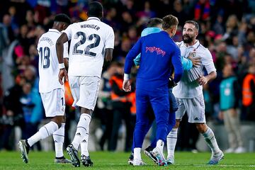 En esta imagen se ve que están a poca distancia, pero ambos estuvieron separados por apenas centímetros. Jordi Alba intervino y evitó que fuera a mayores. 