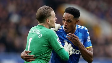 Yerry Mina y Jordan Pickford en un partido de Everton en la Premier League