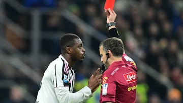 Soccer Football - Serie A - Inter Milan v Juventus - San Siro, Milan, Italy - February 14, 2026 Juventus' Pierre Kalulu is shown a red card by referee Federico La Penna REUTERS/Daniele Mascolo