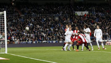 Stuani makes it 1-1 with a nice header.