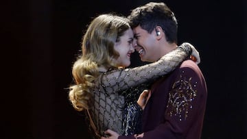 Amaia Romero y Alfred Garc&iacute;a durante su actuaci&oacute;n de &quot;Tu canci&oacute;n&quot; en el Festival de Eurovisi&oacute;n 2018. 