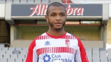 <b>UNO MÁS. </b>Yacine Brahimi, que fue presentado en la tarde de ayer, en el estadio de Los Cármenes.