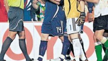 <b>HABRÁ DENUNCIAS CONTRA EL ÁRBITRO</b>. La actuación de Turienzo Álvarez no ha dejado indiferente a nadie. Es más, algunos socios del Real Madrid, entre los que se encuentra Rafael García Bernal (quiso ser candidato a la presidencia, pero nunca llegó a presentar los avales), tienen pensado cursar una denuncia contra el colegiado por perjudicar la marcha en la Liga del Real Madrid.