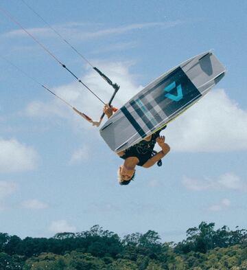 Actual -y cuatro veces- campeona del mundo de kitesurf freestyle. 