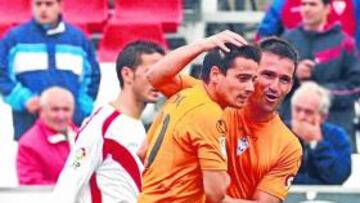 <b>MOTIVADO. </b>Capi celebra con Tito el gol logrado en Sevilla.