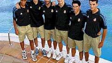 <B>La Quinta de Valdo viajó a Pájara Playas</b>.
Los integrantes de la recién bautizada Quinta de Valdo viajaron a Canarias para enfrentarse al Pájara Playas en la primera eliminatoria de Copa del Rey. De izquierda a derecha: Valdo, Borja, Raúl Bravo, Rubén, Miñambres y Pavón.