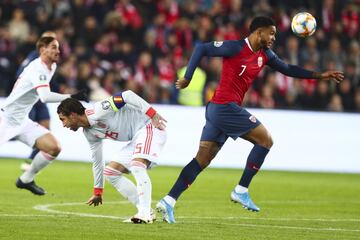 Spain's defender Sergio Ramos (L) and Norway's forward Joshua King vie for the ball during the Euro 2020 qualifying football match Norway v Spain in Oslo, Norway on October 12, 2019. (Photo by Tore Meek / AFP) / Norway OUT