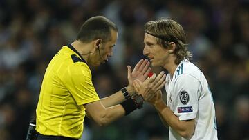 Luka Modric discute con el colegiado Çakir.