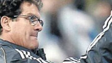 <b>MALA EDUCACIÓN. </b>Momento en el que Capello hace una de las peinetas al final del partido.