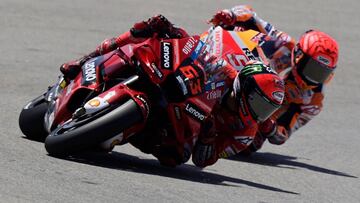 Márquez se pone a rueda de Bagnaia durante el FP4 del GP de España.