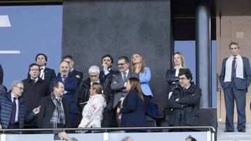 Carlos Mouri&ntilde;o, en lo alto del palco, mientras el resto de autoridades conversan antes del inicio del partido entre el Celta y el Barcelona. 