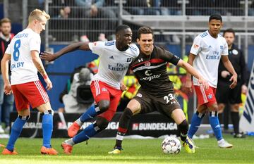 Soccer Football - 2. Bundesliga - Hamburger SV v St Pauli - Volksparkstadion, Hamburg, Germany - September 30, 2018  Hamburger SV's Orel Mangala in action with St Pauli's Johannes Flum  