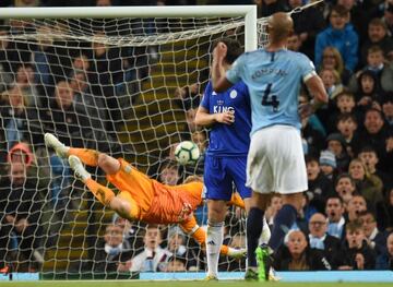 Vincent Kompany fue el héroe de la jornada para el Manchester City, ya que su golazo al ángulo ante Leicester le permite al equipo de Pep Guardiola llegar a la última fecha como líder de la Premier League con un punto más que el Liverpool.