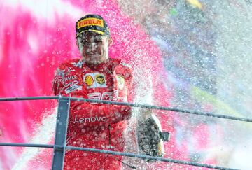 Deslumbró en su temporada de debut con Sauber y lo que hizo el monegasco sobre el asfalto a sus 21 años, fue lo suficientemente convincente para que los de Maranello le quisieran en sus filas cuanto antes. Leclerc era la promesa más brillante del momento en el Mundial y al mismo tiempo, se convertía en el primer piloto de la Ferrari Driver Academy que se unía a la escudería madre. Se estrenó como compañero de equipo de un Sebastian Vettel, al que terminó batiendo en el Mundial a final de curso tras las dos victorias en Spa y Monza.