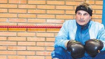 <b>FIN DE LA ESPERA. </b>Javier Castillejo, ayer en el Polideportivo de Parla, descansa en la esquina tras una dura sesión vespertina de entrenamiento.