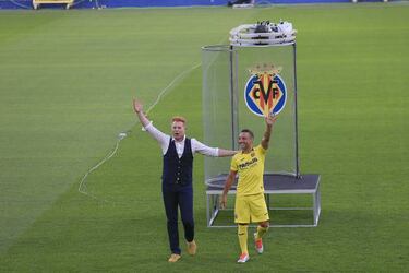 Cazorla unveiled by Villarreal with bizarre magic stunt
