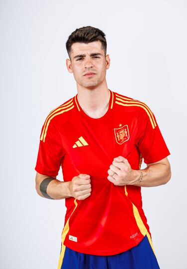 Los internacionales ya posan con la nueva equipación