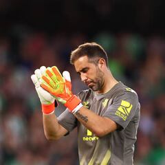 La cláusula de Claudio Bravo queda en manos de Pellegrini