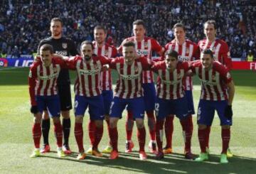 El once inicial del Atl¨¦tico de Madrid. De pie: Oblak, Gabi, Gim¨¦nez, Fernando Torres y God¨ªn. Agachados: Griezmann, Juanfran, Sa¨²l, Augusto y Koke.