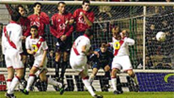 <B>EFECTIVO</b>. Julio Álvarez consiguió de esta manera, en el lanzamiento de una falta directa al borde del área, el gol del triunfo del Rayo.