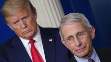 En esta foto de archivo tomada el 22 de abril de 2020, el Director del Instituto Nacional de Alergias y Enfermedades Infecciosas, Anthony Fauci, flanqueado por el presidente de los Estados Unidos, Donald Trump, habla durante la sesión informativa diaria sobre el nuevo coronavirus en la Casa Blanca en Washington, DC.