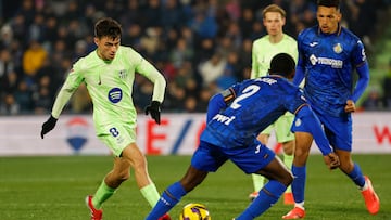 GETAFE (MADRID), 18/01/2025.- El centrocampista del FC Barcelona, Pedri (i), con el balón ante el defensa togolés del Getafe, Djene Dakoman, durante el encuentro correspondiente a la jornada 20 de Laliga EA Sports que disputan hoy sábado Getafe y FC Barcelona en el Coliseum de Getafe. EFE / Chema Moya.