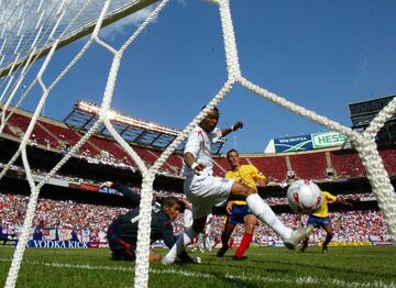 Yepes marca un gol ante Inglaterra en un partido amistoso en Estados Unidos. En total el defensor marcó 6 tantos con la Selección.